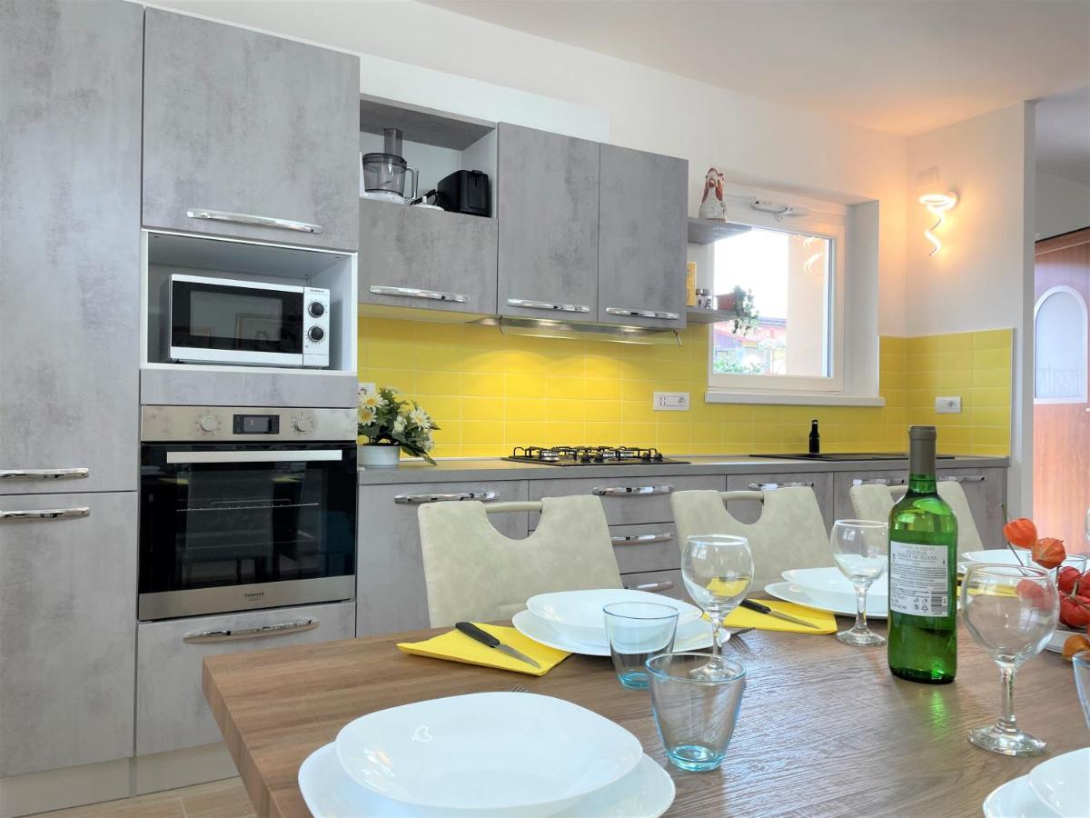 Giorni Felici Tutto Nuovo, Giardino, Parcheggio Apartment แวร์บาเนีย ภายนอก รูปภาพ