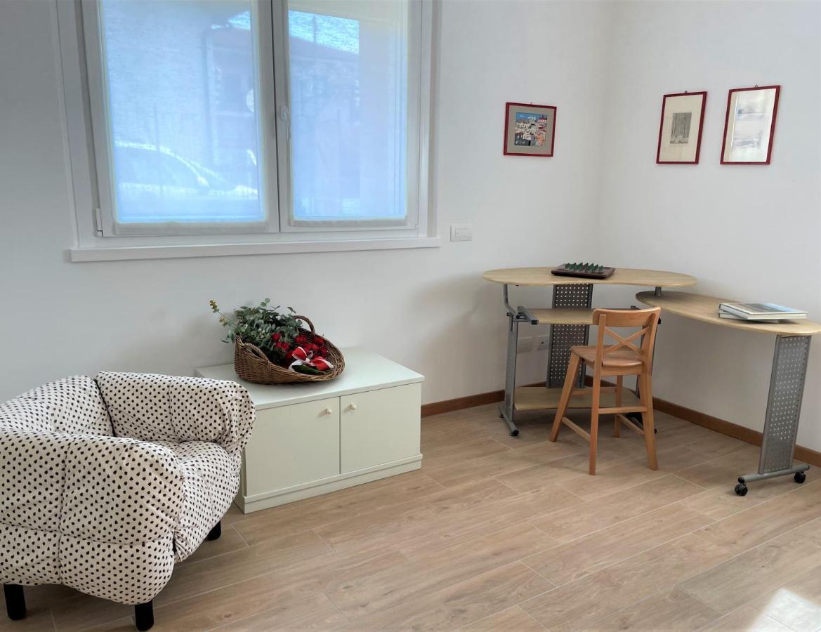 Giorni Felici Tutto Nuovo, Giardino, Parcheggio Apartment แวร์บาเนีย ภายนอก รูปภาพ