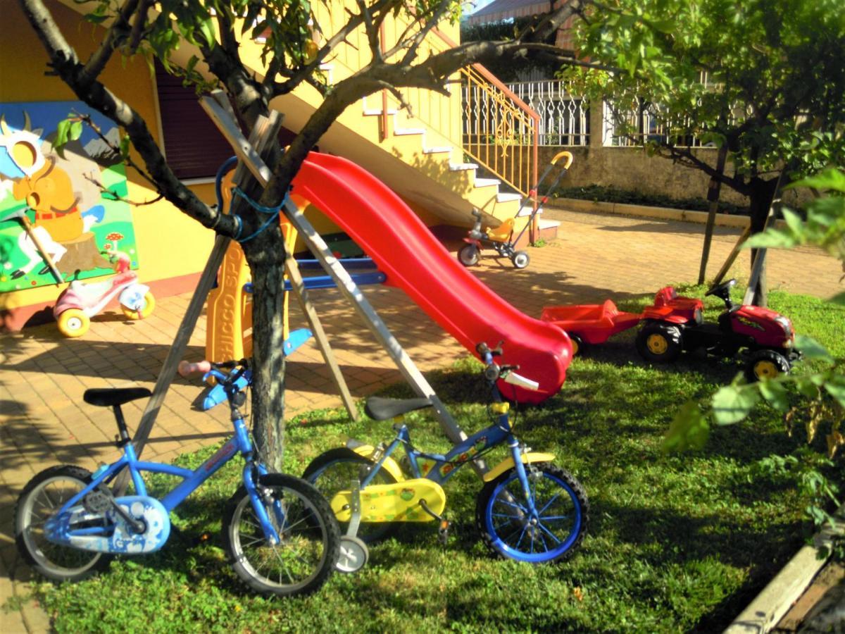 Giorni Felici Tutto Nuovo, Giardino, Parcheggio Apartment แวร์บาเนีย ภายนอก รูปภาพ